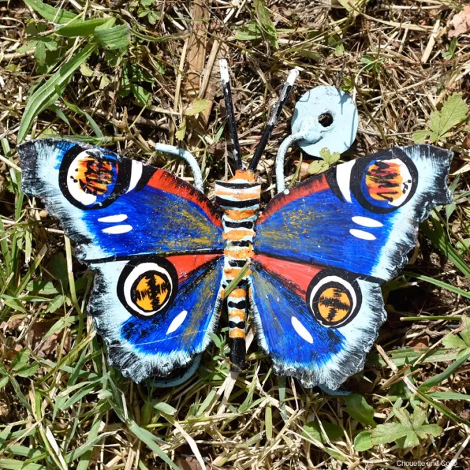 Papillon paon du jour en métal peint