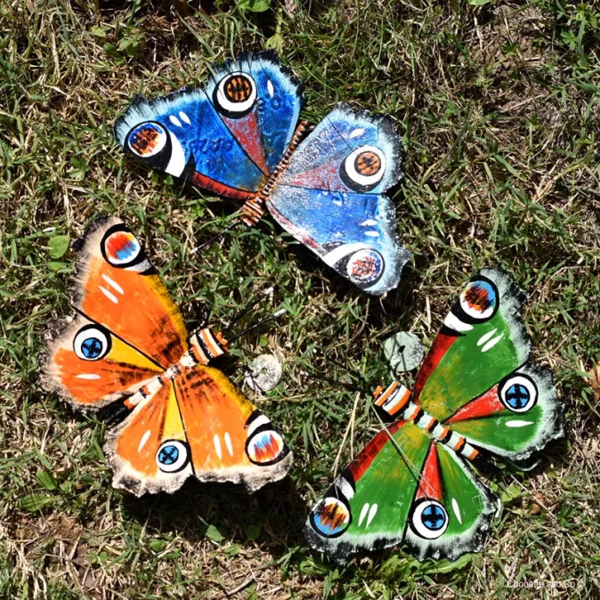Papillon paon du jour en métal peint