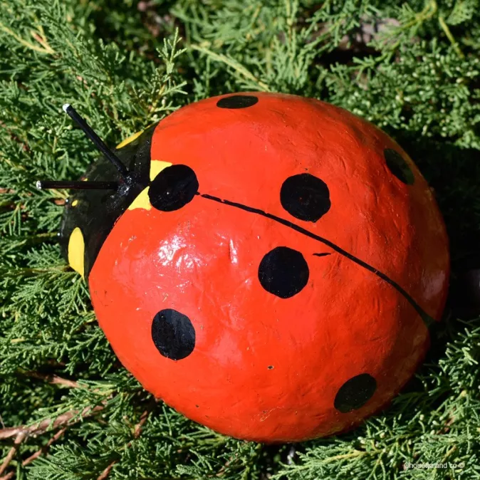 Coccinelle géante en métal recyclé