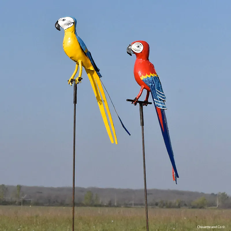 Perroquet peint main en métal recyclé