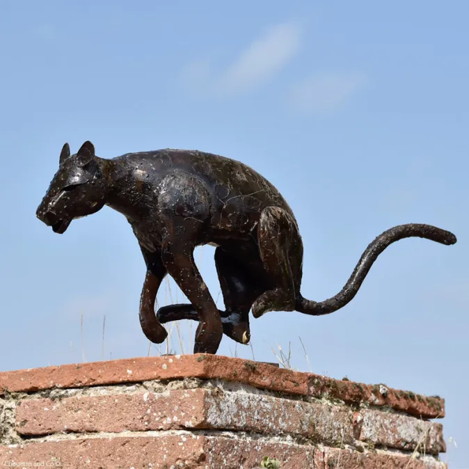 Panthère sur socle