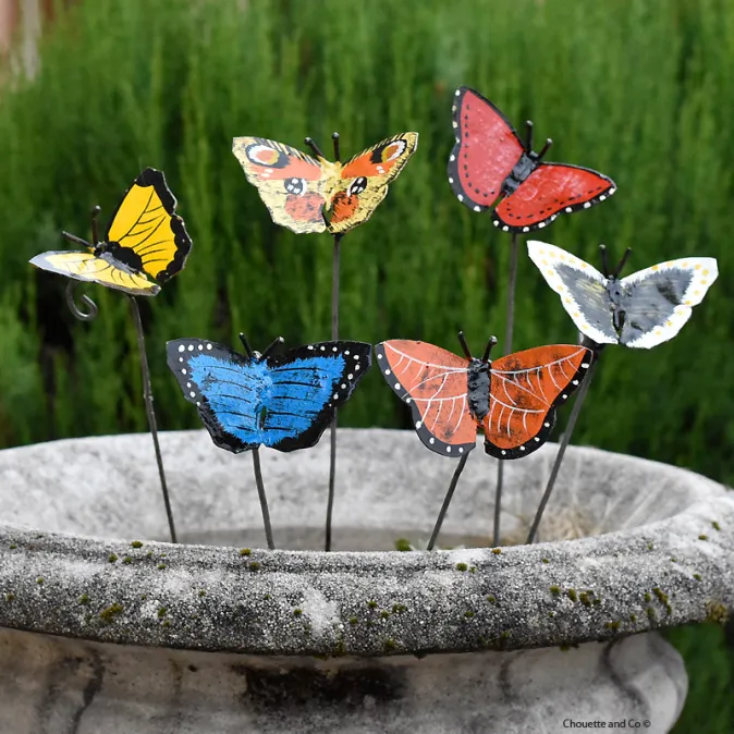 Papillon peint main sur tuteur court