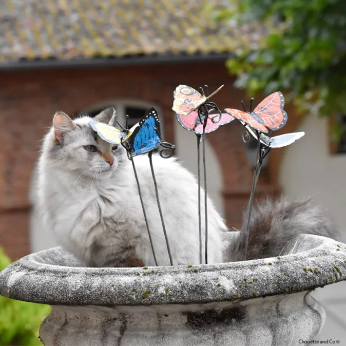 Papillon peint main sur tuteur court