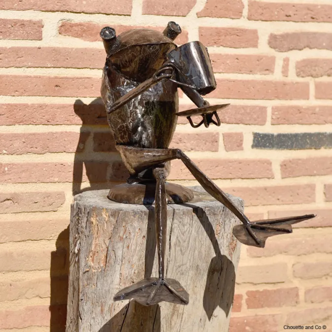 Grenouille qui boit son thé sur socle