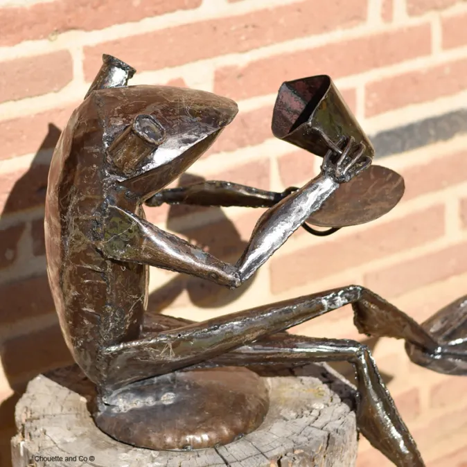 Grenouille qui boit son thé sur socle