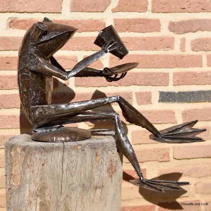 Grenouille qui boit son thé sur socle