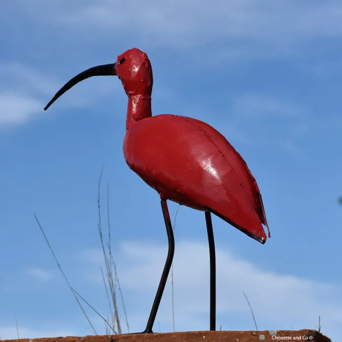 Joli ibis rouge en métal recyclé peint main hauteur 35cm.