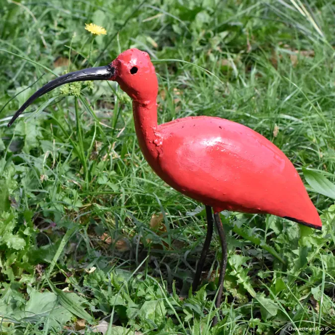 Joli ibis rouge en métal recyclé peint main hauteur 35cm.