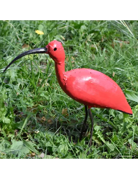 Joli ibis rouge en métal recyclé peint main hauteur 35cm.