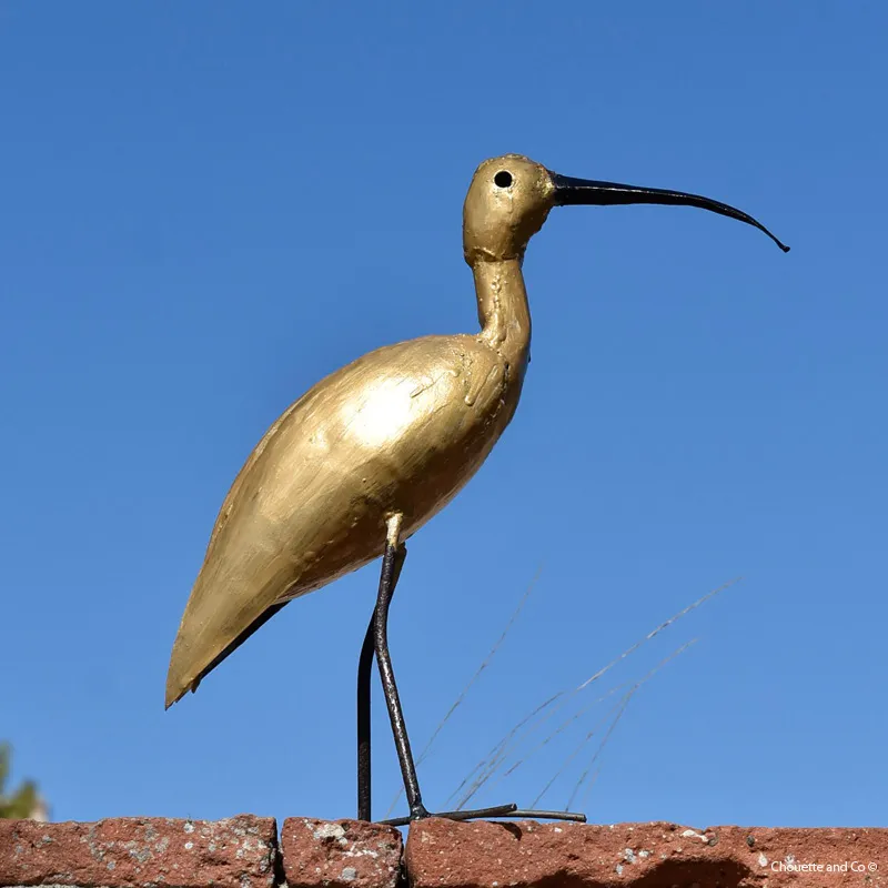 Joli ibis Horus doré en métal recyclé peinte main hauteur 35cm.
