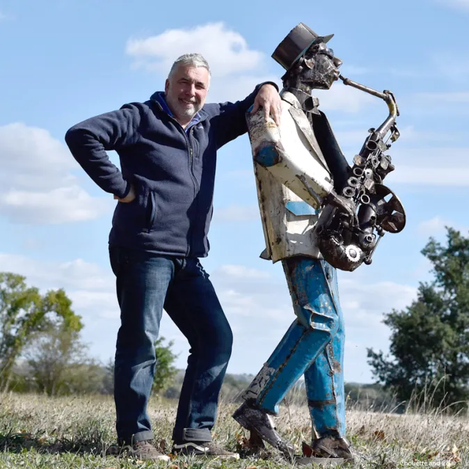 Jazzman en tôles bleues et blanches