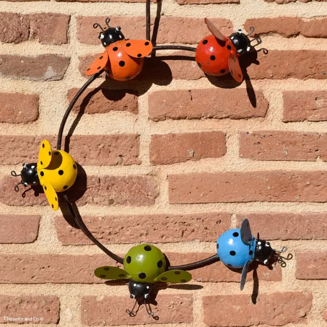 Envolée de coccinelles peintes