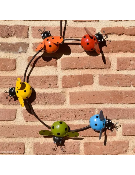 Envolée de coccinelles peintes